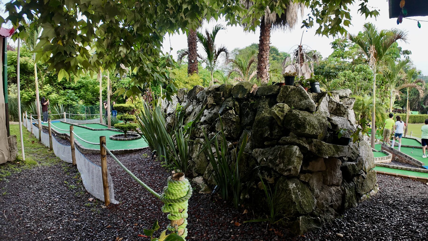 Recorrido del minigolf entre los árboles
